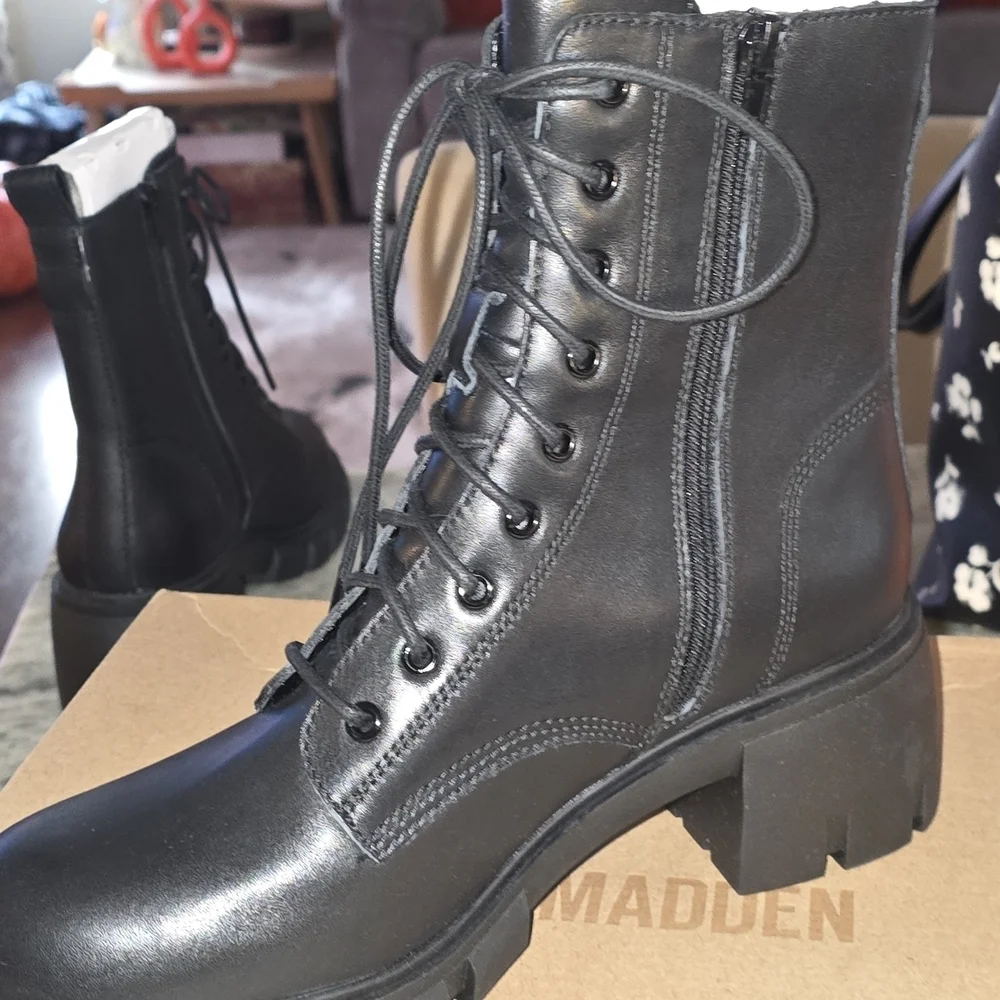 Steve Madden Black Lace-Up Women's Boots - Picture 4 of 10